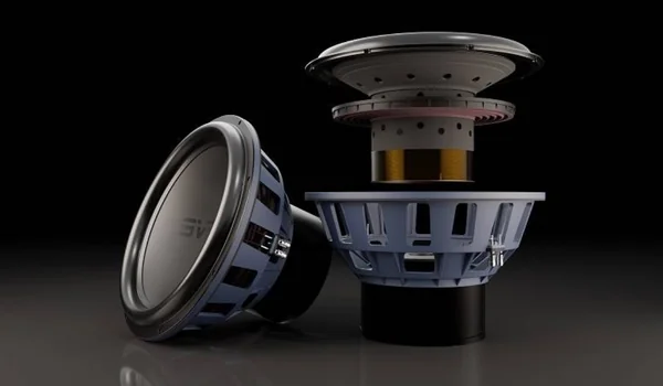 Haut-parleur SVS démonté montrant la bobine mobile, le moteur à aimant et le cône du woofer