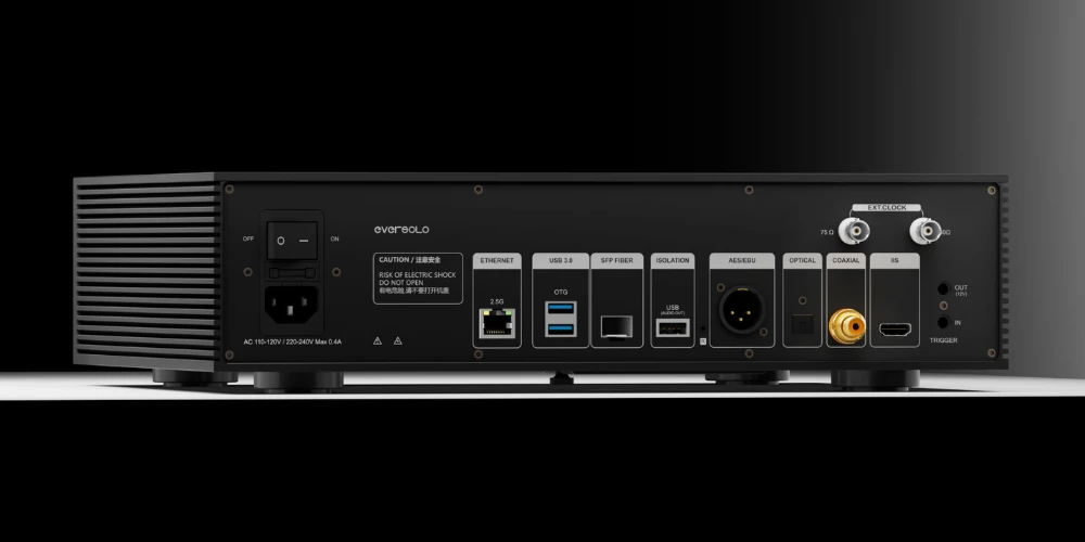 Face arrière de l'Eversolo T10 : Ethernet 2,5G, SFP fibre, AES/EBU, I2S et entrées horloge externe BNC