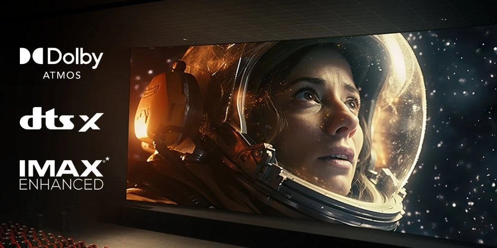 Scène de cinéma projetée avec les logos Dolby Atmos, DTS X et IMAX Enhanced compatibles avec la Sony BRAVIA Theatre Bar 6