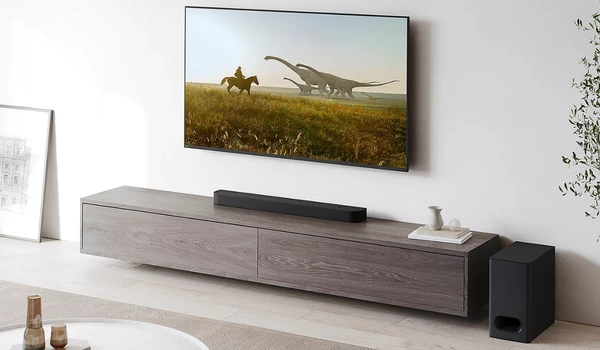 Sony BRAVIA Theatre Bar 6 installée sous un téléviseur mural avec caisson de basses dans un salon