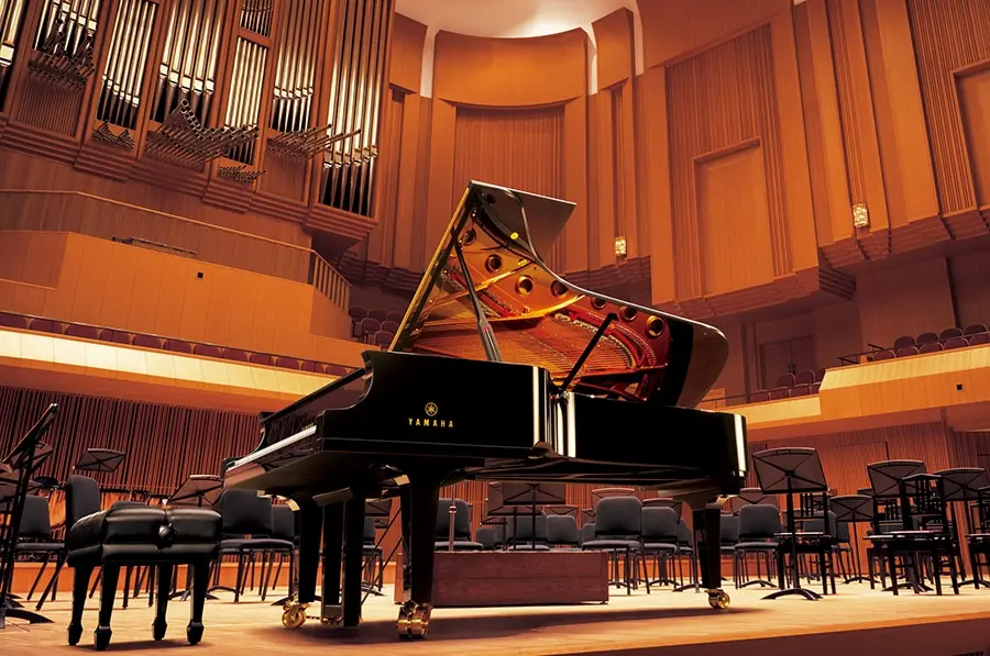 Piano à queue Yamaha CFX, illustration de l'expertise instrumentale de la marque