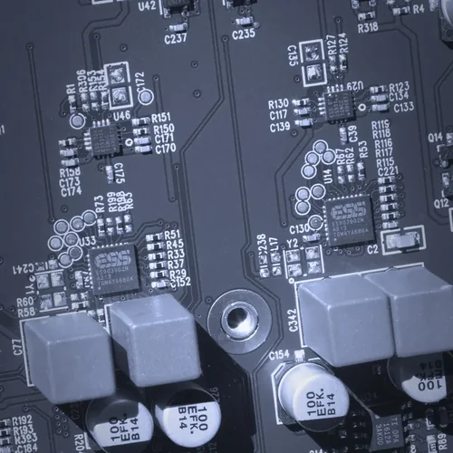 Gros plan sur les deux DAC ESS Sabre ES9039Q2M soudés sur le circuit imprimé du NODE ICON