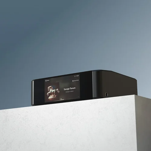 Bluesound NODE ICON de profil avec écran couleur affichant une pochette d'album