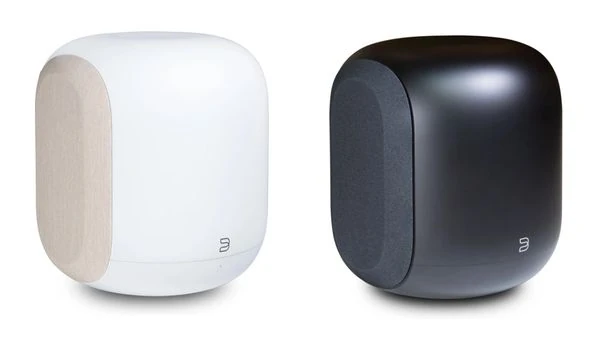Les deux finitions du Bluesound PULSE SUB, Blanc-Tan et Noir, présentées côte à côte sur fond blanc.