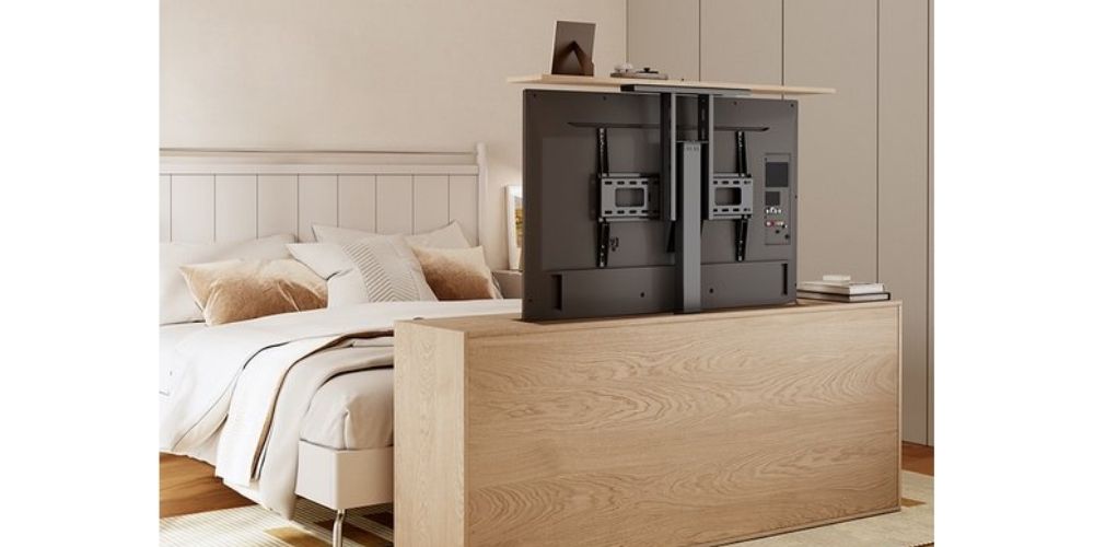 Cavus CTLIFT64L installé en pied de lit dans un coffre en bois, téléviseur sorti en position haute dans une chambre, vue lifestyle