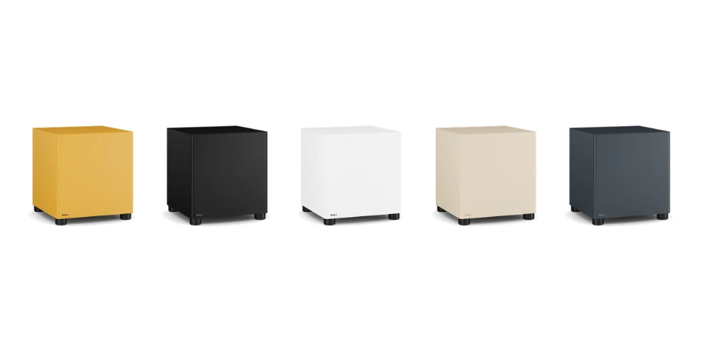 Les cinq finitions du Dali BASIK SUB C-8 D alignées : Golden Yellow, Solid Black, Solid White, Caramel White et Chilly Blue