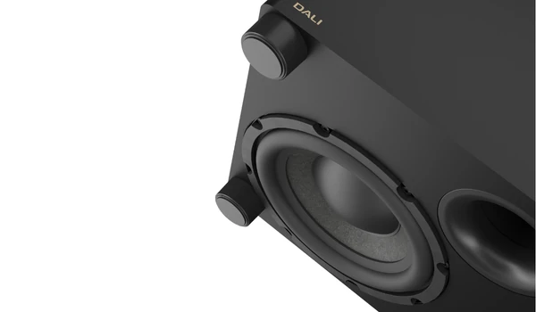 Dessous du Dali BASIK SUB C-8 D Solid Black avec son haut-parleur de 20 cm orienté vers le sol, l'évent et les pieds