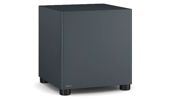 Dali BASIK SUB C-8 D finition Chilly Blue en vue de trois quarts avant, coffret cubique surélevé sur quatre pieds noirs