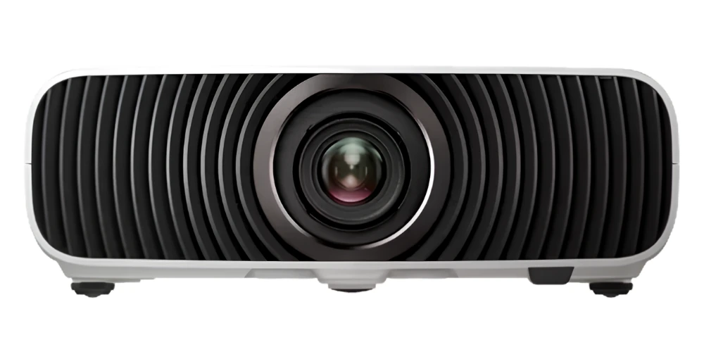 Vidéoprojecteur Epson EH-LS7000 blanc vu de face, avec son objectif centré entouré d'une grille d'aération noire.
