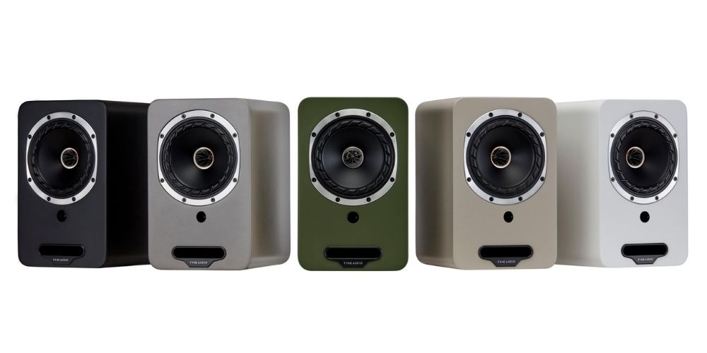 Les cinq finitions disponibles des enceintes actives Fyne Audio Cubitt 5 alignées de gauche à droite : Midnight Black, Pearl Titanium, Olive Green, Pebble Grey et Arctic White