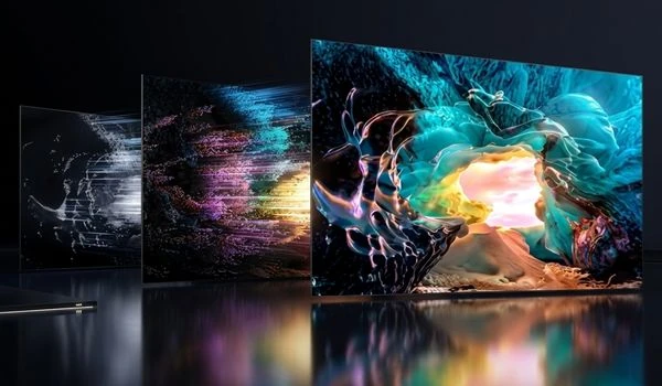 Trois écrans Hisense illustrant la progression de netteté et de contraste du Hi-QLED MiniLED Pro
