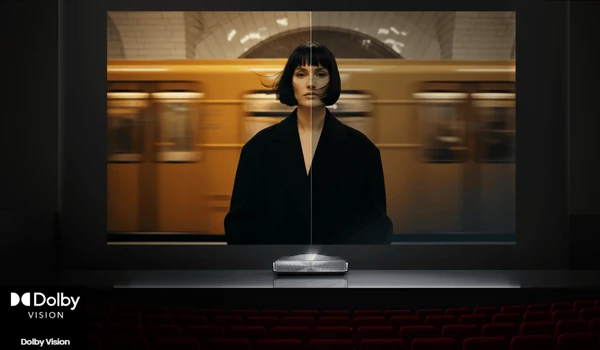 Hisense PX4 Pro projetant une femme devant une rame de métro en comparaison avant et après, logo Dolby Vision