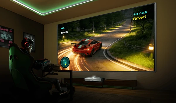 Joueur sur siège baquet devant une course automobile projetée en grand par le Hisense PX4 Pro posé sur un meuble