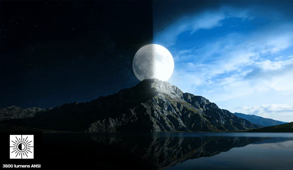 Comparaison nuit et jour d’un paysage de montagne sous la lune illustrant les 3500 lumens ANSI du Hisense PX4 Pro