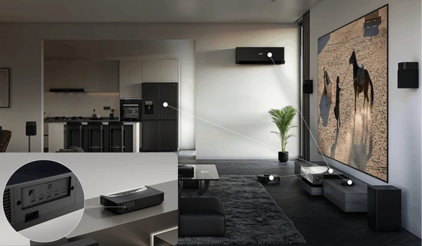 Hisense PX4 Pro dans un séjour ouvert relié aux appareils de la maison, encart sur sa connectique arrière