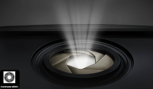 Gros plan sur l’objectif à diaphragme du Hisense PX4 Pro laissant passer un faisceau de lumière, contraste 6500:1