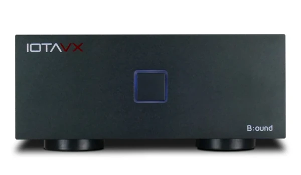 Amplificateur IOTAVX B:ound vu de face, façade noire, bouton POWER carré rétroéclairé et pieds ronds