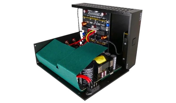 Vue intérieure IOTAVX B:ound : carte d'amplification verticale, condensateurs IOTAVX et alimentation