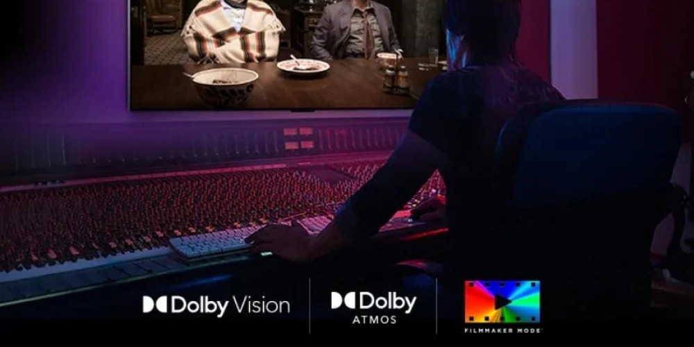 Lg OLED42C6 posé sur un meuble en studio de mixage audio, logos Dolby Vision, Dolby Atmos et Filmmaker Mode visibles en bas de l'image