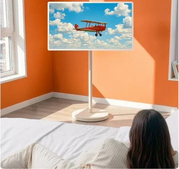 LG StanbyME 2 MAX sur roulettes placé au pied d’un lit, film diffusé sur l’écran 32 pouces dans une chambre orange