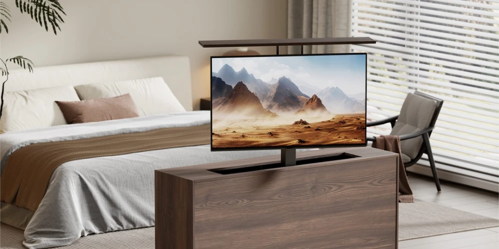 Multibrackets M Motorized TV Lift Turn Large en chambre, écran sorti d'un meuble en bois au pied du lit