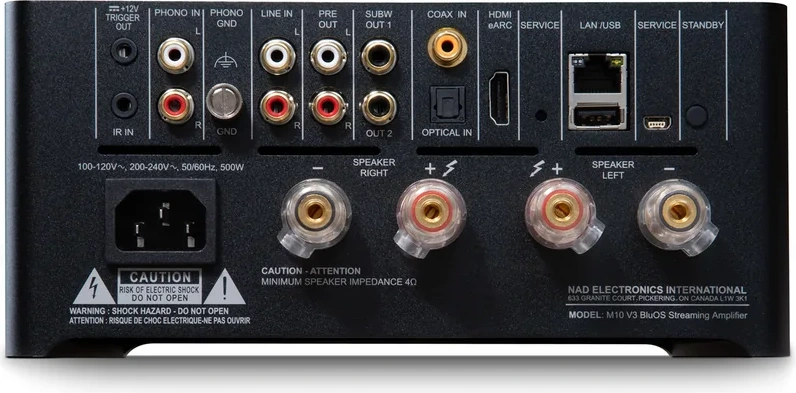 Face arrière du NAD M10 V3 avec entrées phono, ligne, HDMI eARC, coaxiale et sorties caisson de basses doubles.