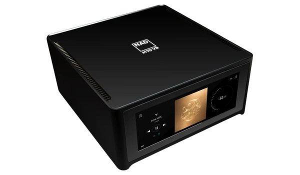 NAD M10 V3 en vue trois quarts, châssis en aluminium noir avec logo gravé sur le panneau supérieur en verre.