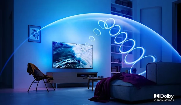 Philips 48OLED911 dans un salon sombre, ondes sonores bleues qui enveloppent la pièce et logo Dolby en bas à droite