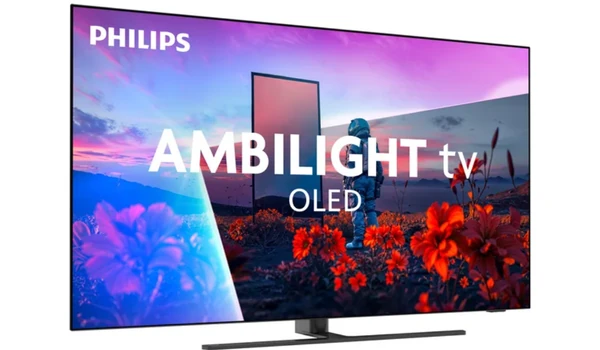 Philips 55OLED851 vu de trois quarts sur son pied central, écran Ambilight tv OLED avec un astronaute et des fleurs orange