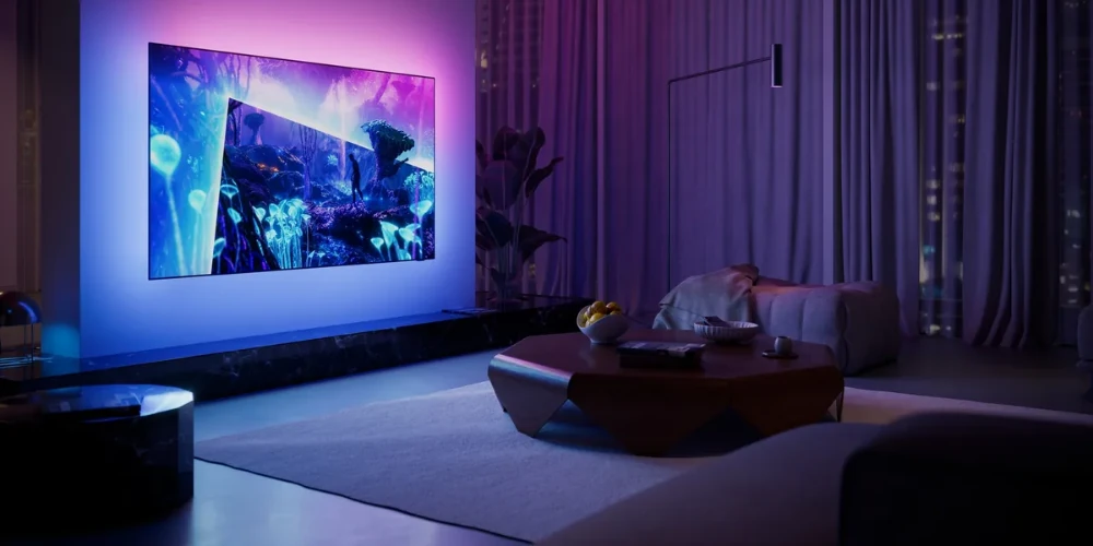 Téléviseur Philips 65OLED951 fixé au mur d’un salon, halo Ambilight violet et bleu diffusé autour de l’écran OLED
