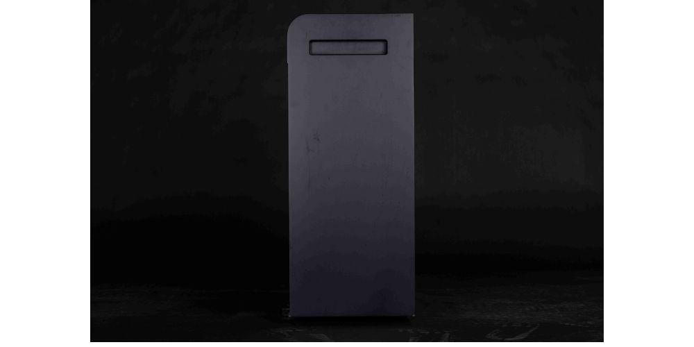 Procella P18Si vue de profil, coffret MDF noir texturé semi-mate de 280 mm de profondeur avec poignée de transport intégrée sur fond sombre