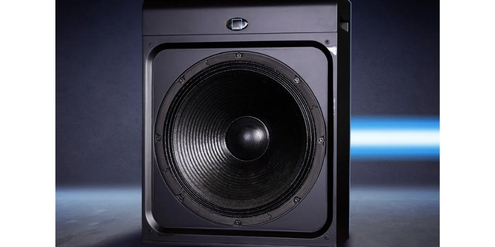 Procella P18Si vue de face en gros plan, haut-parleur 18 pouces 457 mm à aimants néodyme dans coffret MDF noir texturé semi-mate, logo Procella visible en haut
