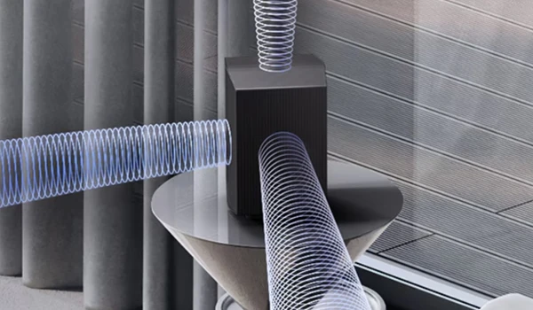 Enceinte arrière de la Samsung HW-Q995H sur une table d’appoint, faisceaux sonores vers l’avant, le côté et le plafond