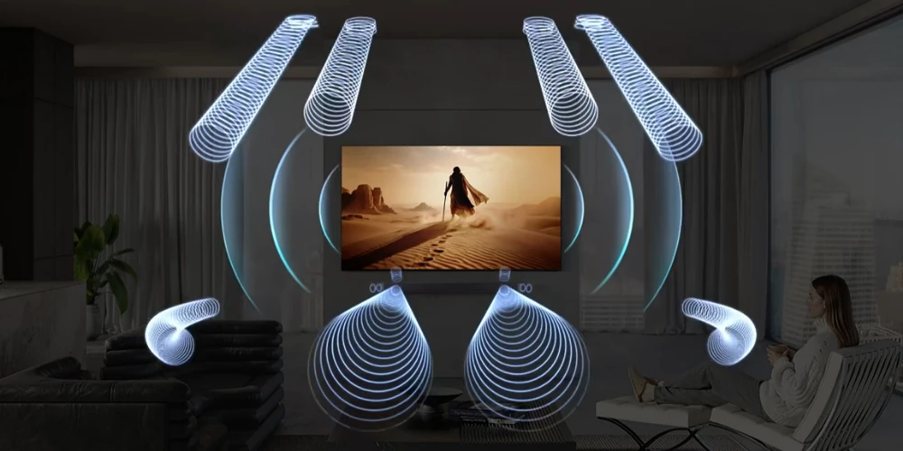 Samsung HW-Q995H sous un téléviseur mural, faisceaux sonores vers le plafond et les côtés devant une spectatrice assise