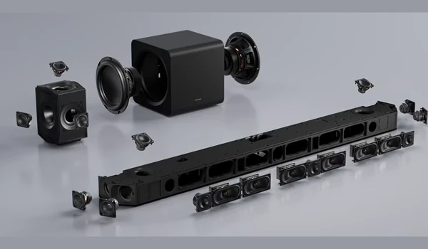 Vue détaillée de la Samsung HW-Q995H : haut-parleurs de la barre, du caisson double et d’une enceinte arrière sortis
