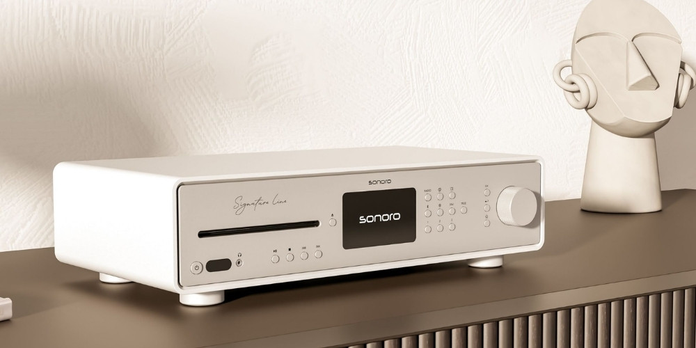 Sonoro Maestro Quantum Signature finition blanc mat avec lecteur CD frontal et écran TFT 4 pouces, posé sur un meuble