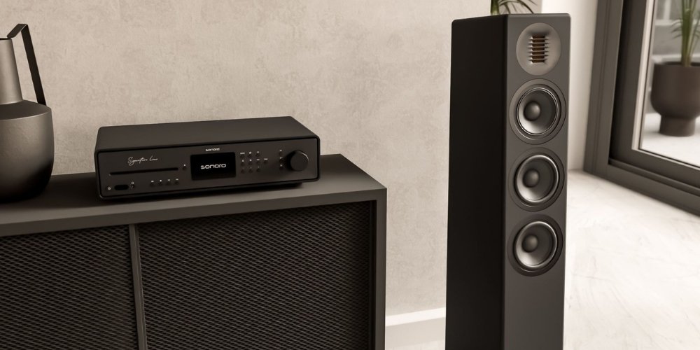 Sonoro Maestro Quantum Signature noir mat associé à une enceinte colonne Orchestra Shaped Signature dans un salon moderne