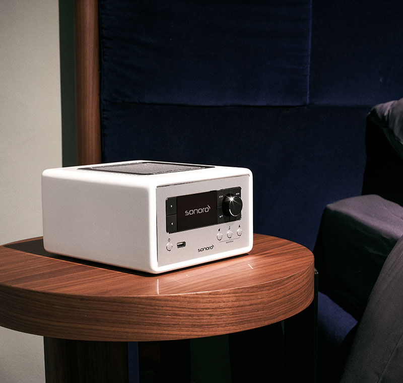 Radio internet sonoro RELAX finition noyer, vue trois quarts avec touches méditation visibles en façade et haut-parleur orienté vers le haut