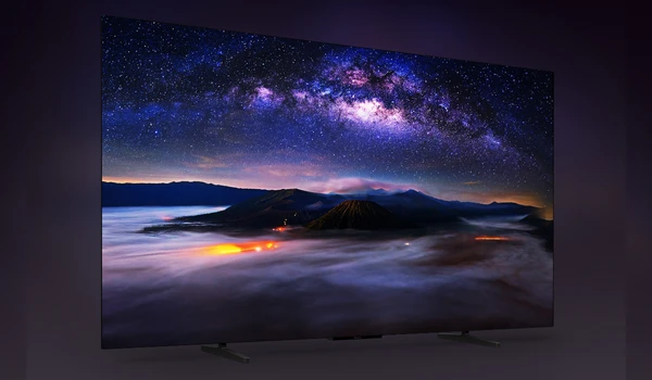 Téléviseur Sony BRAVIA 6 OLED vu de profil affichant un ciel étoilé et une voie lactée éclatante