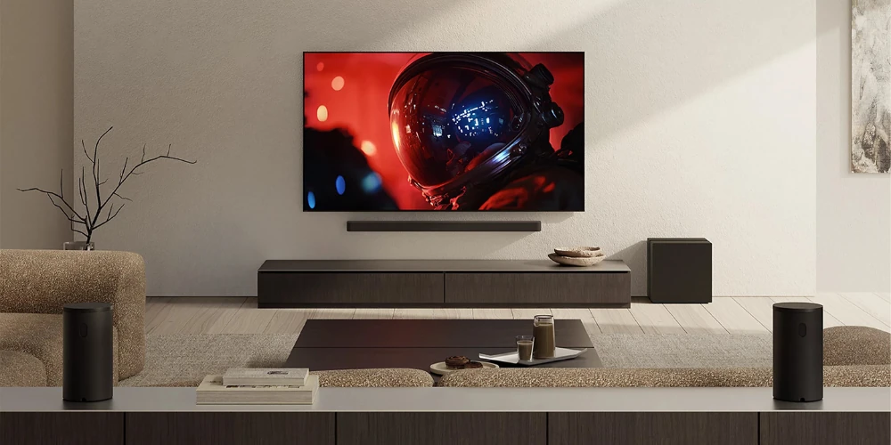 Salon avec barre Sony Bar 9 sous téléviseur, caisson Sub 9 et deux enceintes Rear 9 posées sur le meuble