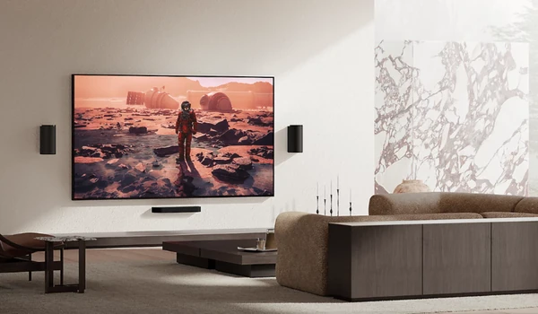 Salon avec téléviseur mural affichant un astronaute sur Mars, canapé et barre de son Sony Trio en dessous