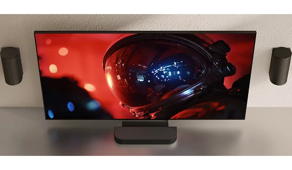 Téléviseur posé sur meuble avec casque d'astronaute à l'écran et enceintes frontales Sony Trio de chaque côté
