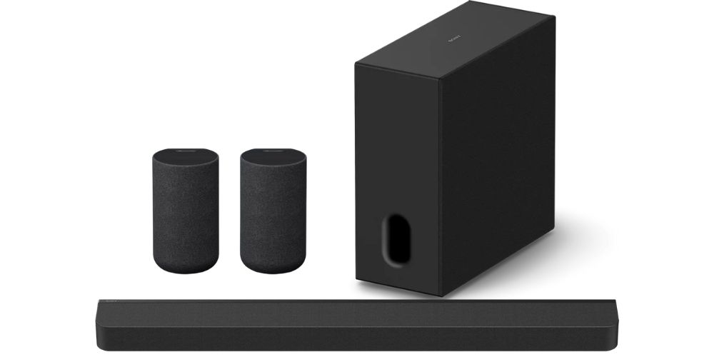 Pack Sony HT-A8000, SA-SW8 et SA-RS5S sur fond blanc, barre compacte au premier plan, paire d'enceintes arrière SA-RS5S au centre et caisson sans fil SA-SW8 à la verticale en arrière-plan