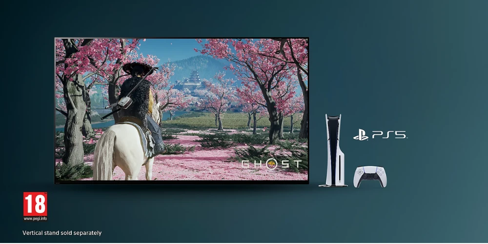 Téléviseur Sony BRAVIA 7 II affichant le jeu Ghost of Yotei aux côtés d'une console PS5 et de sa manette.