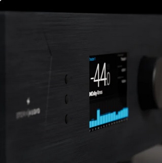 Le processeur StormAudio ISP Core 16+ est capable de décoder 18 canaux de traitement simultané.