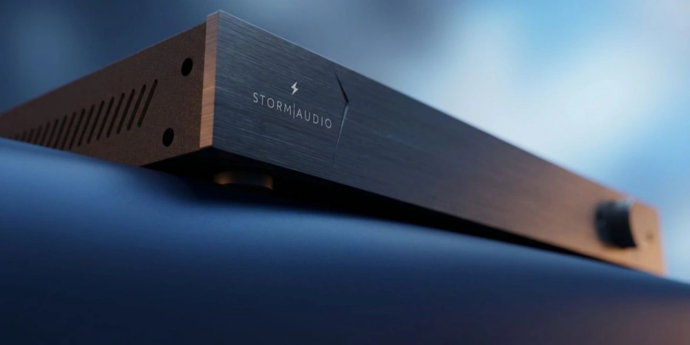 Processeur home cinéma StormAudio Evo One vu en contre-plongée, façade en aluminium brossé et châssis rack 1U ventilé