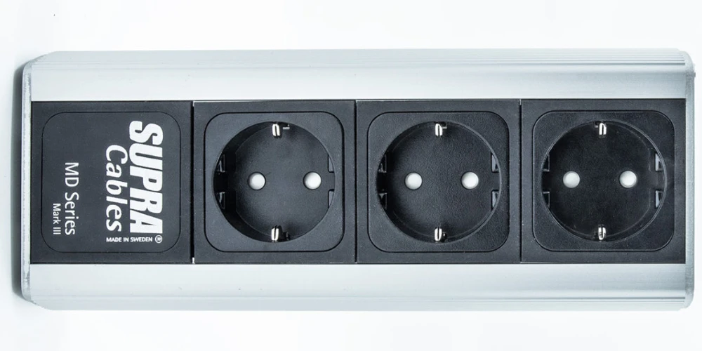 Bloc secteur Supra LoRad MD03-EU vu de dessus, trois prises Schuko visibles