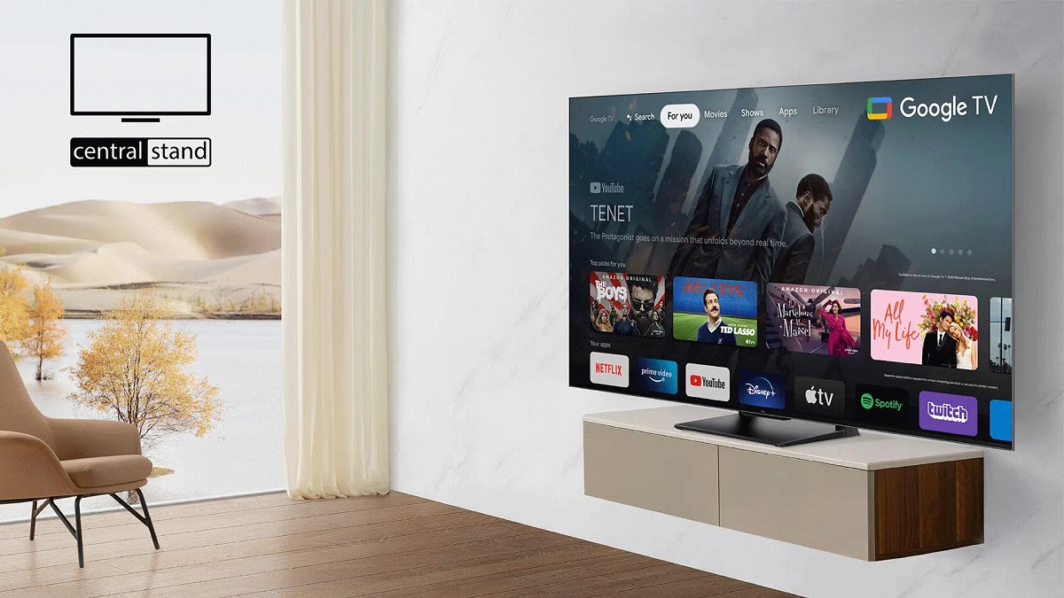 Le TV TCL 65C849 possède un élégant pied central métallique.