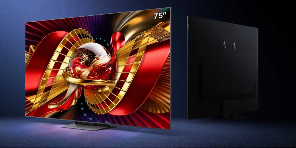 Téléviseur TCL 75C8L 75 pouces vu de face avec l'écran allumé et de dos, sur un fond bleu nuit.