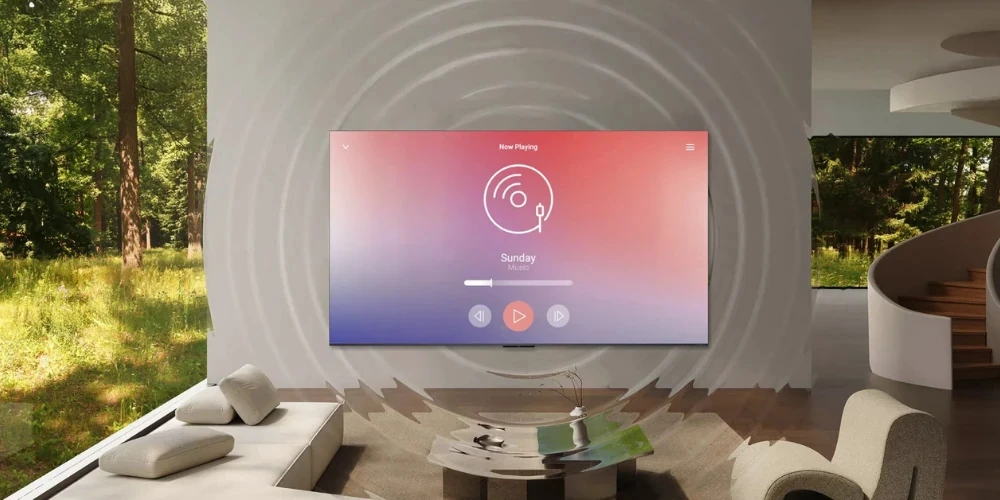 TCL 85C8L mural avec interface musicale à l'écran, ondes sonores illustrant la diffusion audio intégrée au salon